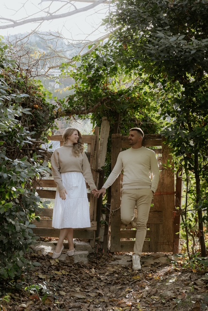 Marija i Marin drže se za ruke u šumi